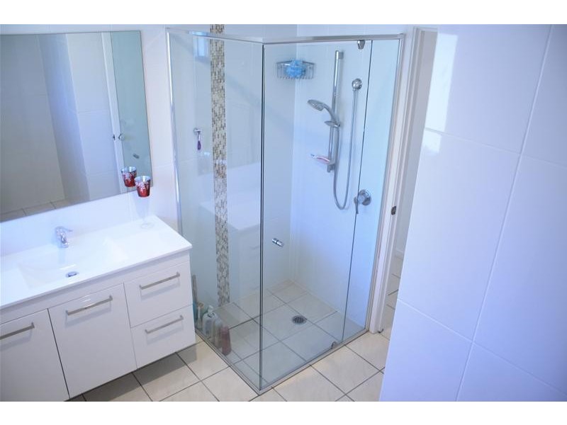 1/27 Errol Avenue, Paradise Point QLD 4216