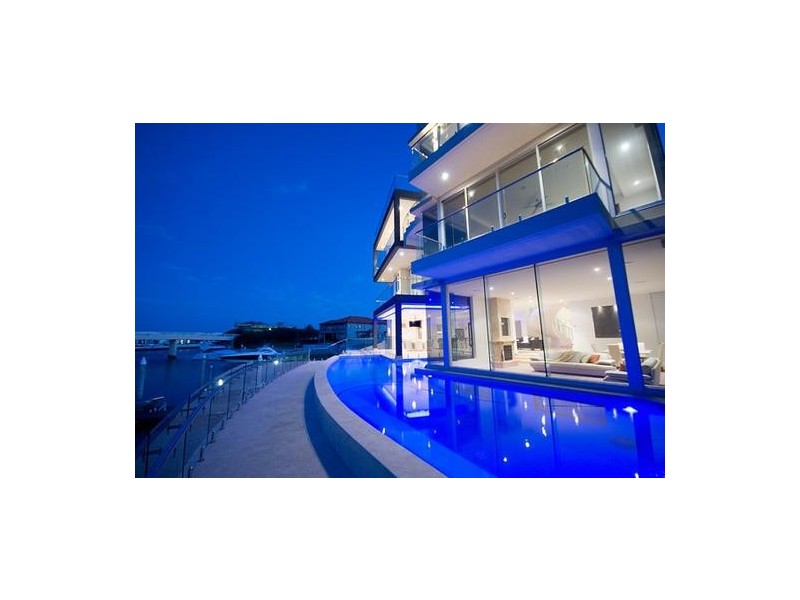 Sovereign Islands QLD 4216