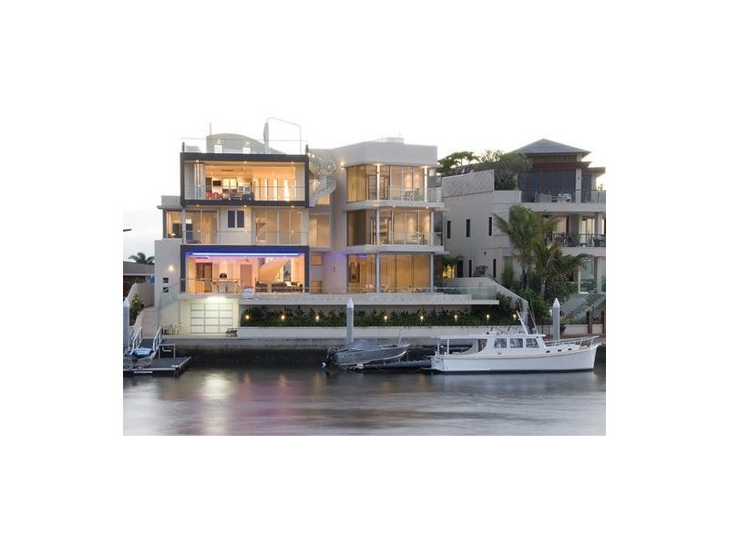 Sovereign Islands QLD 4216