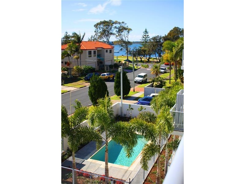 8 – 10 Victor Avenue, Paradise Point QLD 4216