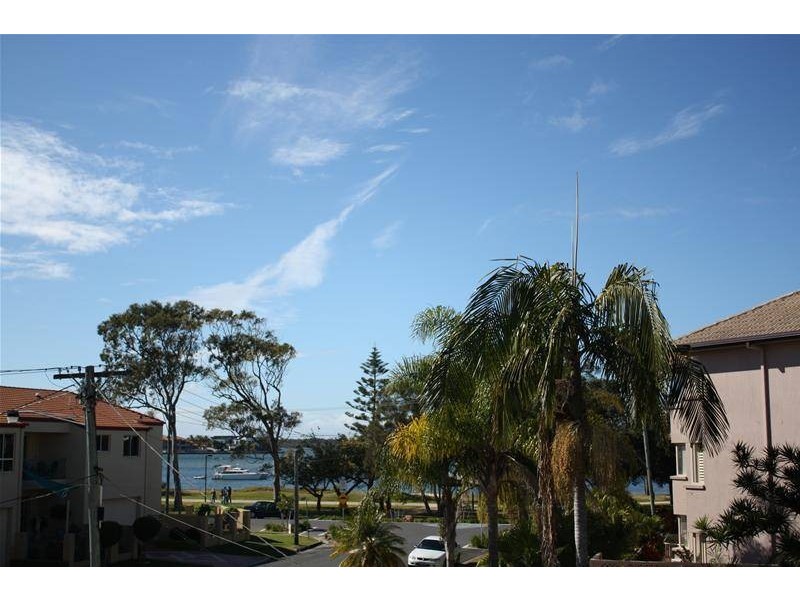 8 – 10 Victor Avenue, Paradise Point QLD 4216