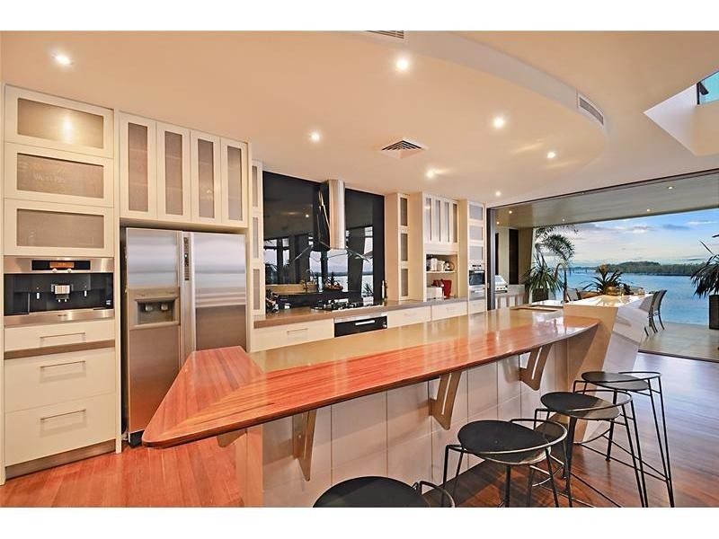 34 Hampton Court, Paradise Point QLD 4216