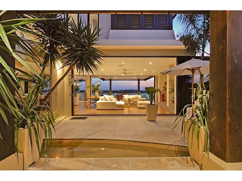 34 Hampton Court, Paradise Point QLD 4216