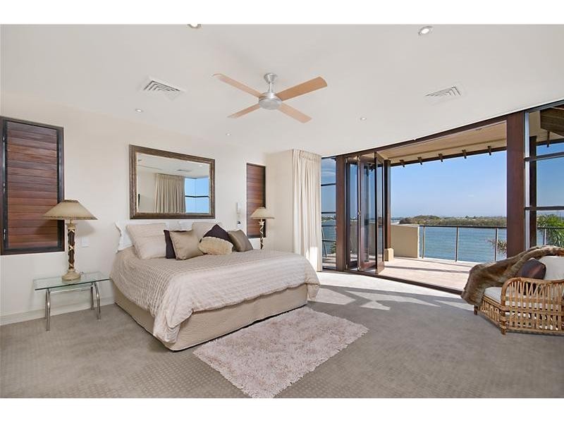 34 Hampton Court, Paradise Point QLD 4216