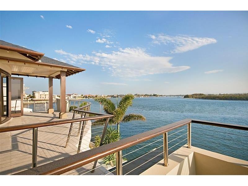 34 Hampton Court, Paradise Point QLD 4216