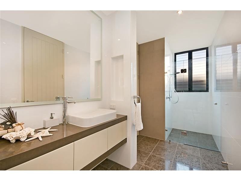 34 Hampton Court, Paradise Point QLD 4216