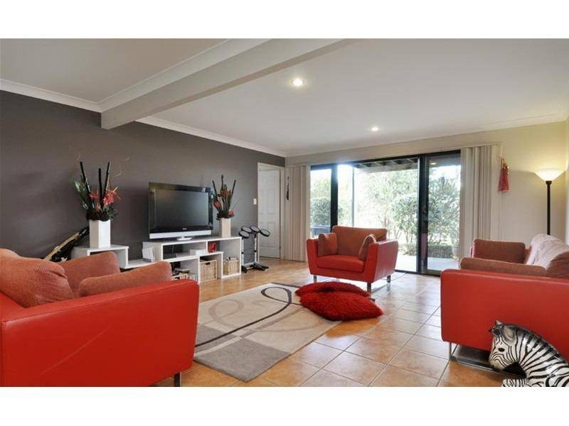 9 Manra Way, Pacific Pines QLD 4211