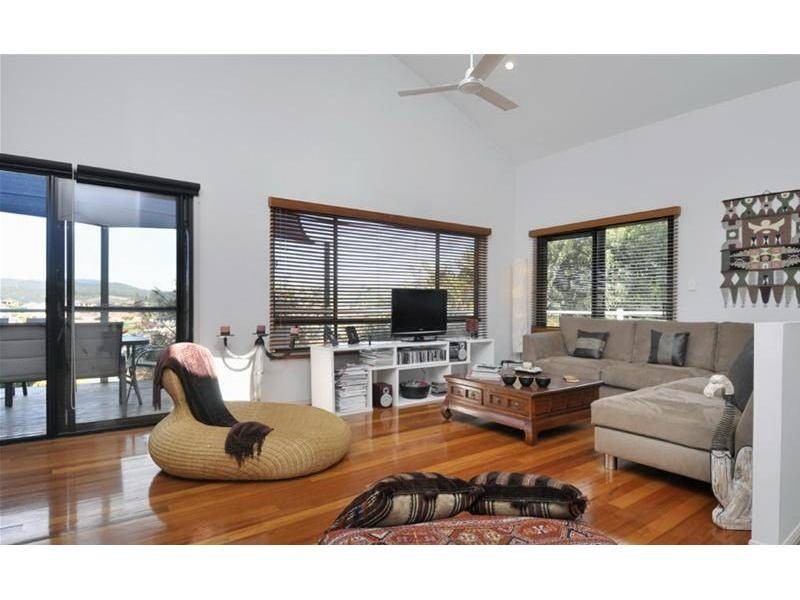 9 Manra Way, Pacific Pines QLD 4211