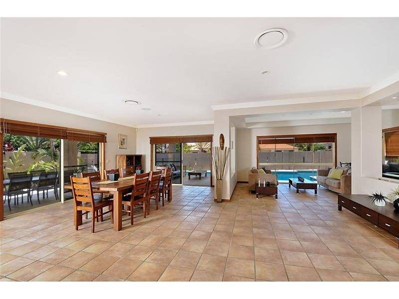 1643 Riverdale Drive, Hope Island QLD 4212