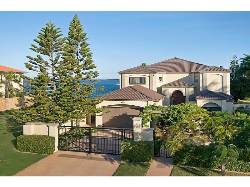 15 King Arthurs Court, Sovereign Islands QLD 4216