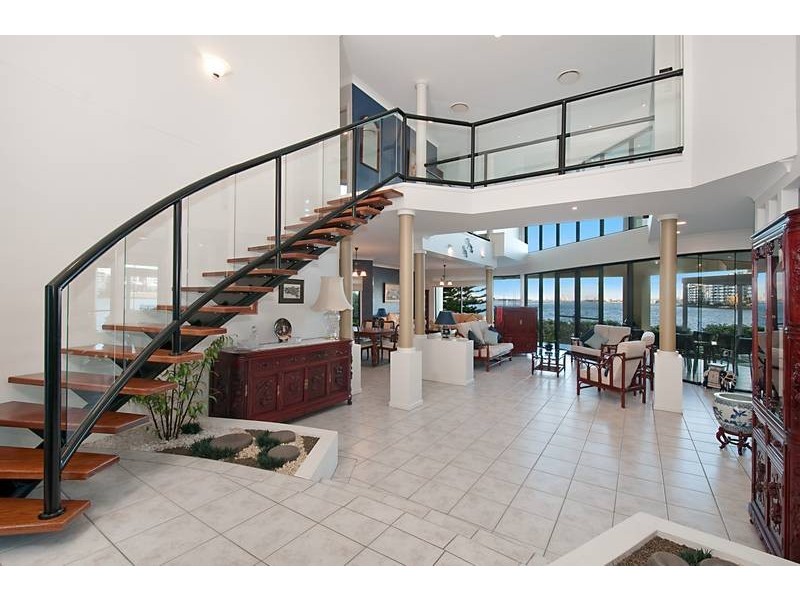 15 King Arthurs Court, Sovereign Islands QLD 4216