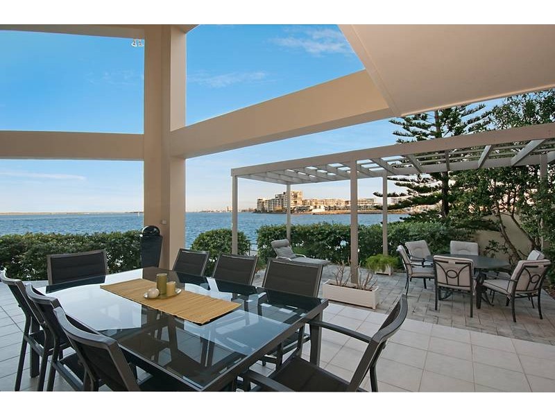 15 King Arthurs Court, Sovereign Islands QLD 4216