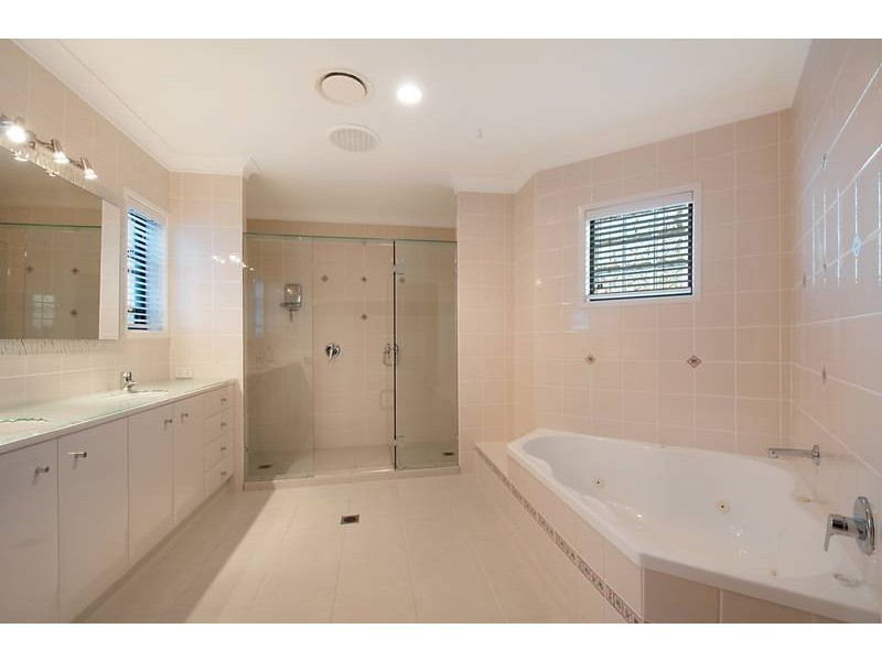 15 King Arthurs Court, Sovereign Islands QLD 4216