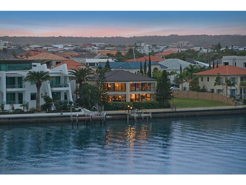 15 King Arthurs Court, Sovereign Islands QLD 4216