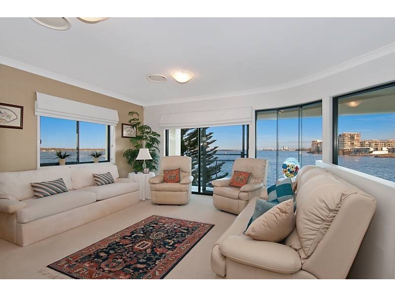 15 King Arthurs Court, Sovereign Islands QLD 4216