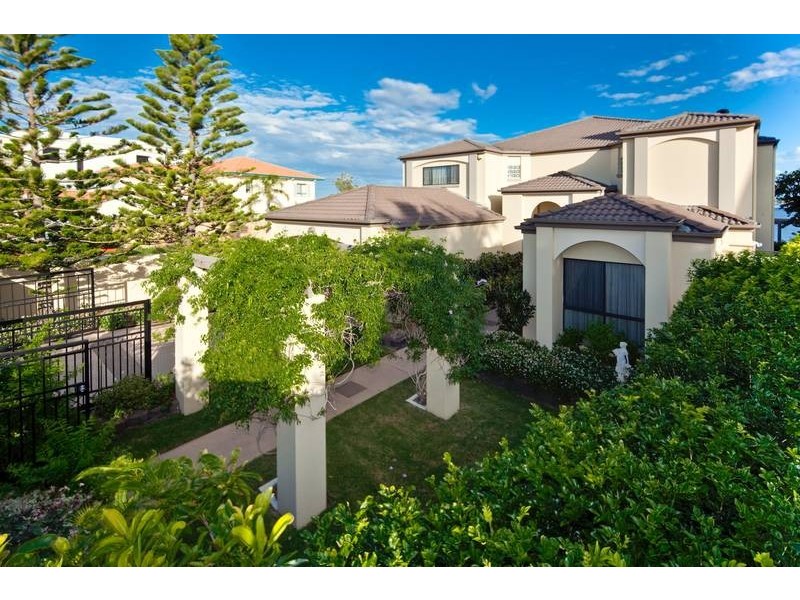 15 King Arthurs Court, Sovereign Islands QLD 4216