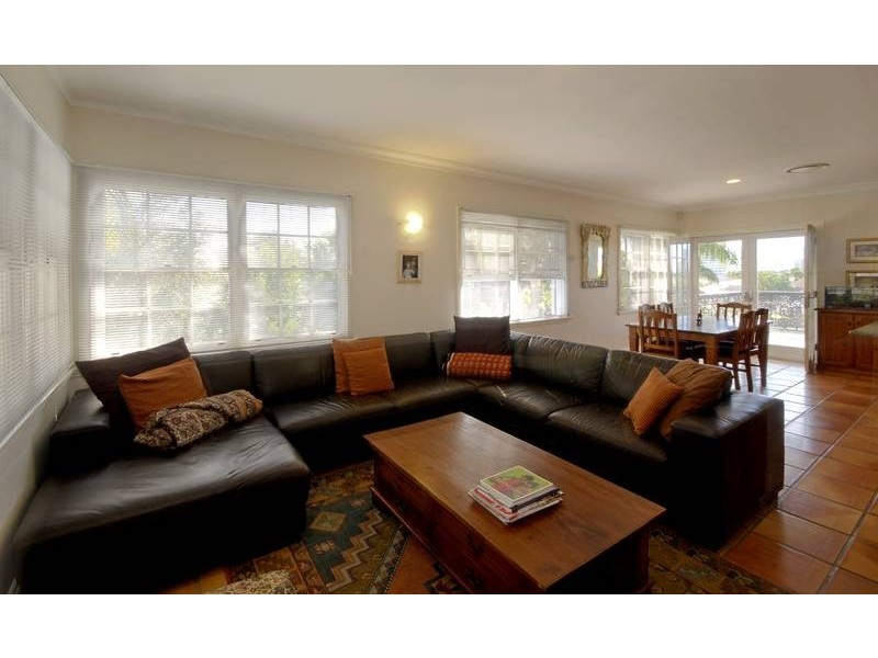 19 Wildash Street, Southport QLD 4215