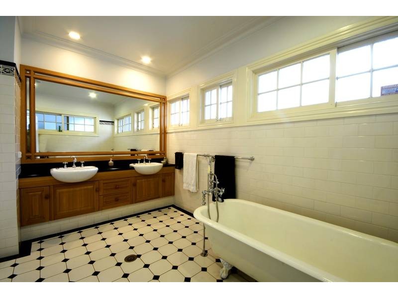 19 Wildash Street, Southport QLD 4215