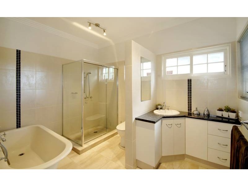 19 Wildash Street, Southport QLD 4215