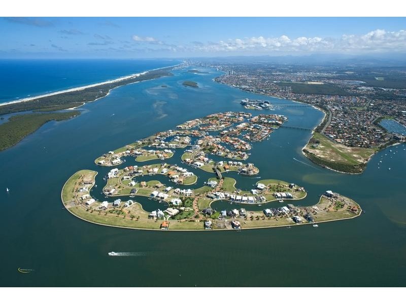 10 Queen Guineveres Place, Sovereign Islands QLD 4216