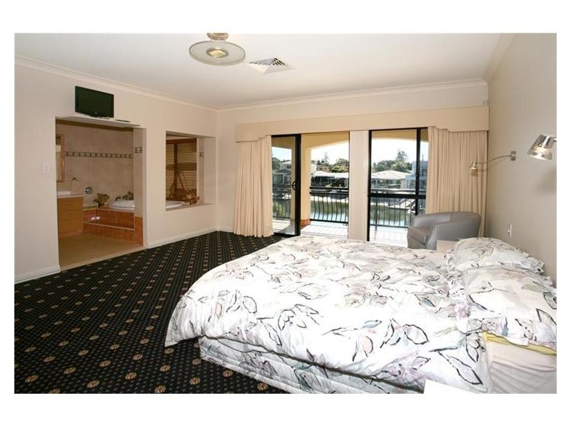 103 Amalfi Drive, Isle Of Capri QLD 4217