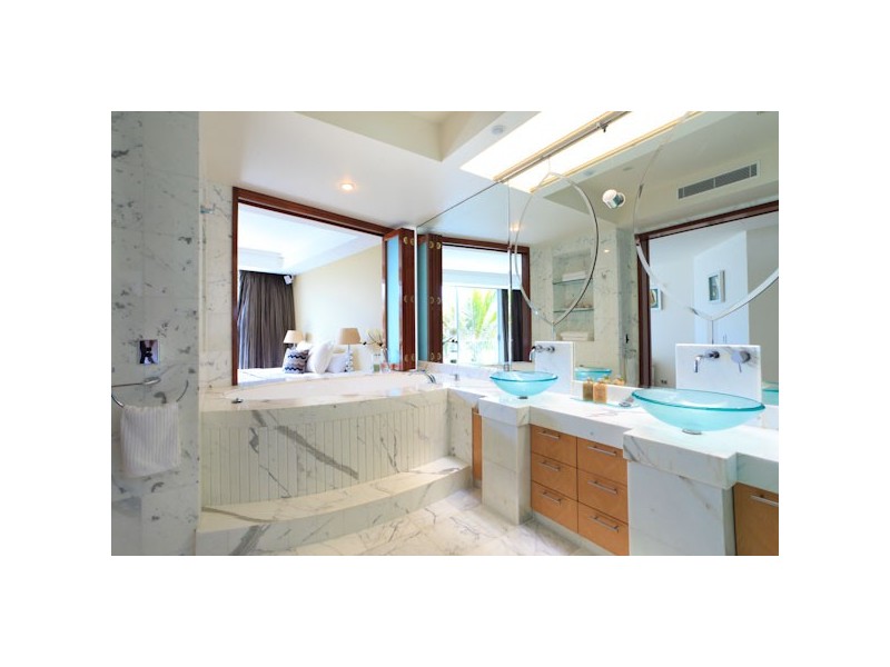 2/1 Cnr Northcliffe & Markwell Avenue, Surfers Paradise QLD 4217