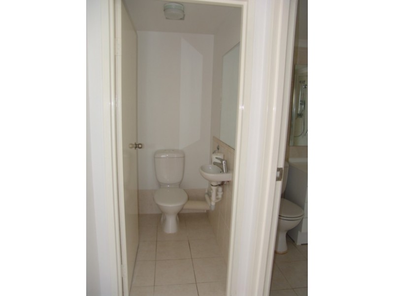 50w/11 Fairway Drive (near Broadbeach Waters), Clear Island Waters QLD 4226