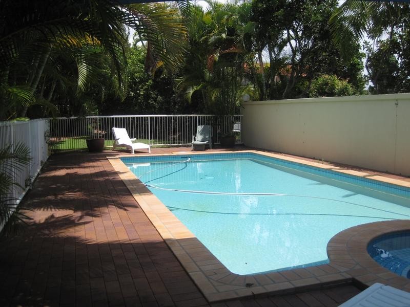 25/12 dalpura, Chevron Island QLD 4217