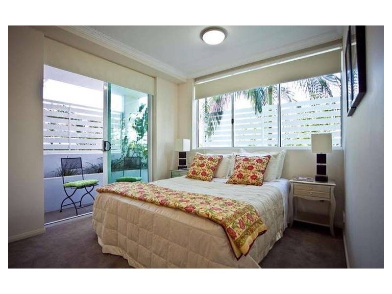 2/5 Aruma Street, Chevron Island QLD 4217