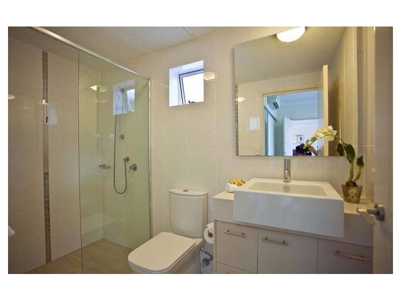 2/5 Aruma Street, Chevron Island QLD 4217