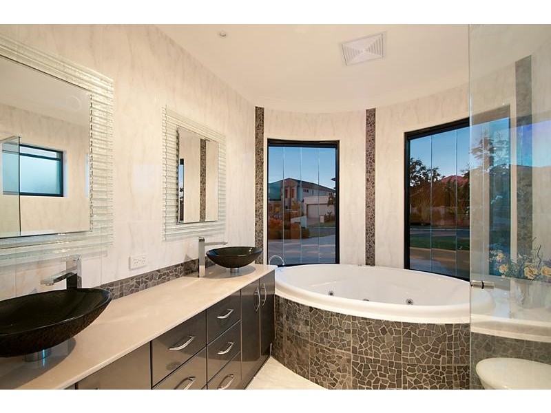 2311 Belmont Court East, Hope Island QLD 4212