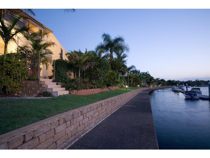 100 Morala Avenue, Runaway Bay QLD 4216