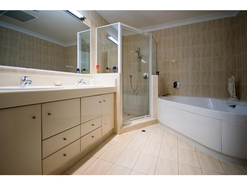 100 Morala Avenue, Runaway Bay QLD 4216