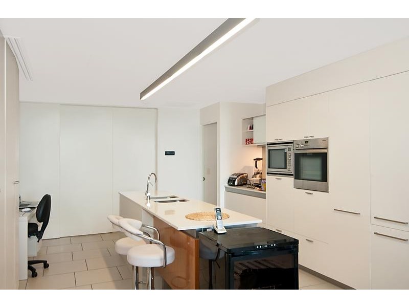 26104 Ephraim Island, Paradise Point QLD 4216