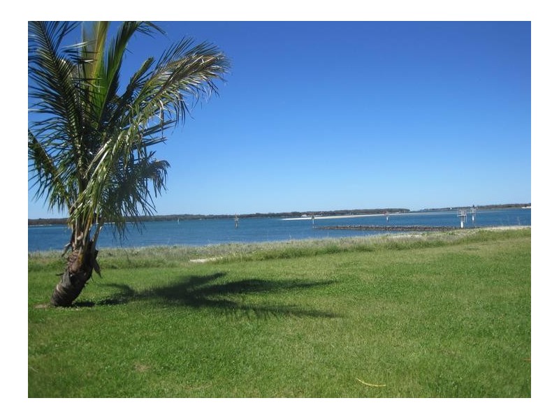 18 Oatland Esplanade, Runaway Bay QLD 4216