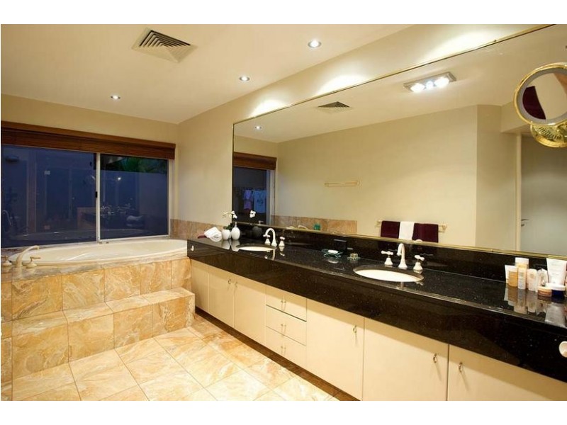 16 Freyburg Street, Sorrento QLD 4217