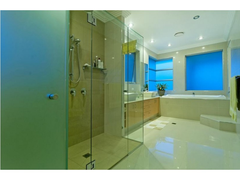 2327 Cressbrook Drive, Hope Island QLD 4212