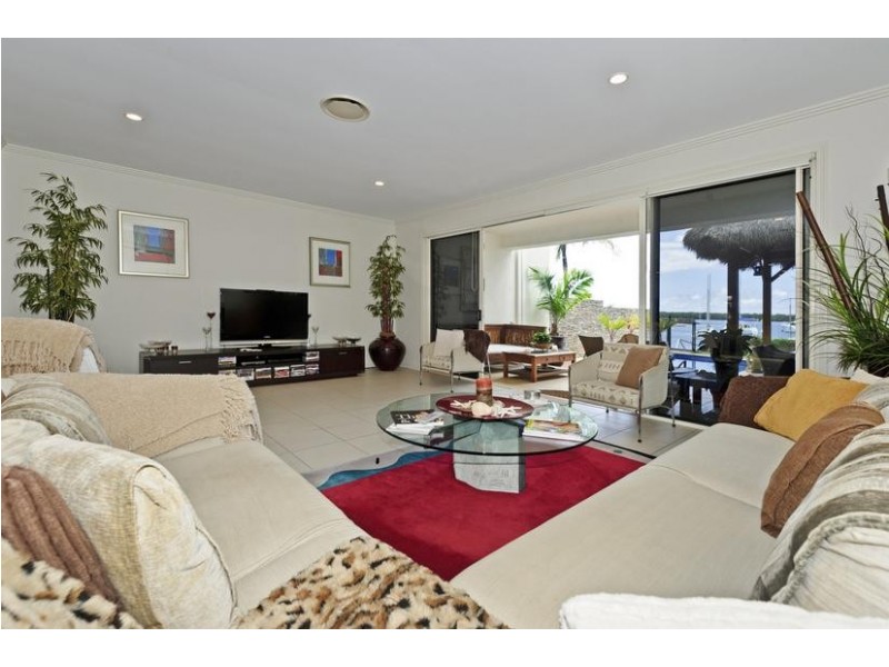 2/9 Joseph Street, Runaway Bay QLD 4216