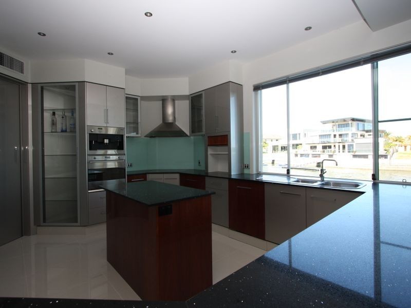 10 Westminster Court, Sovereign Islands QLD 4216