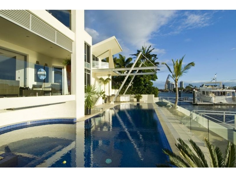 8 Shearwater Esplanade, Runaway Bay QLD 4216