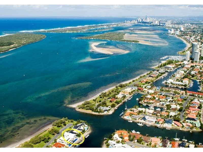 8 Shearwater Esplanade, Runaway Bay QLD 4216