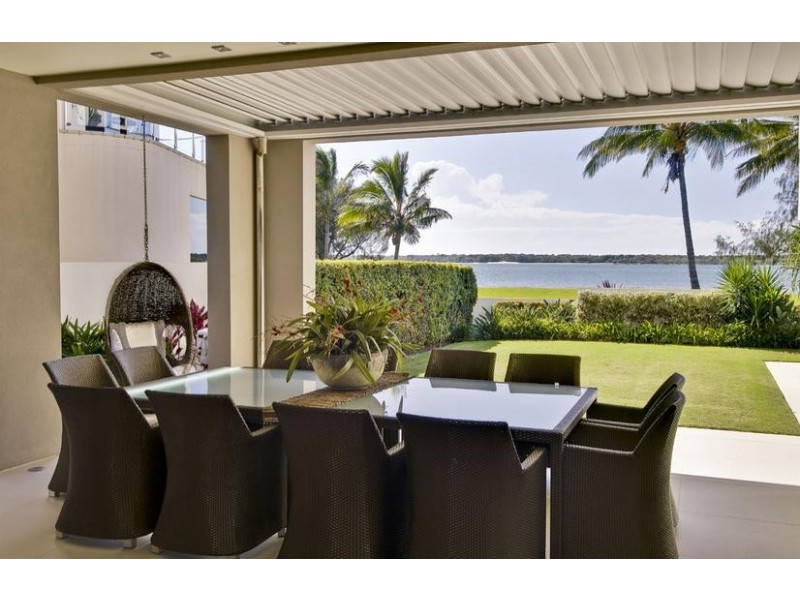 8 Shearwater Esplanade, Runaway Bay QLD 4216