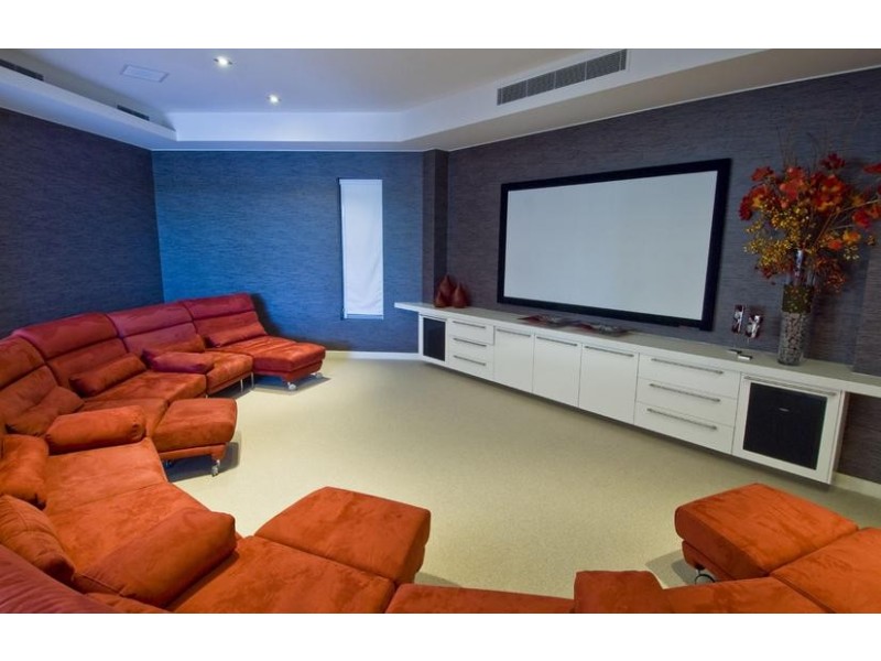 8 Shearwater Esplanade, Runaway Bay QLD 4216