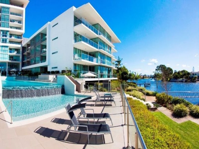 33 TE Peters Drive, Broadbeach Waters QLD 4218