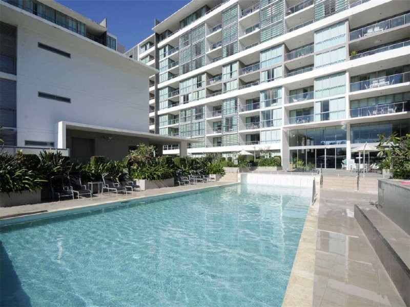 33 TE Peters Drive, Broadbeach Waters QLD 4218