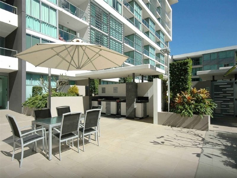 33 TE Peters Drive, Broadbeach Waters QLD 4218