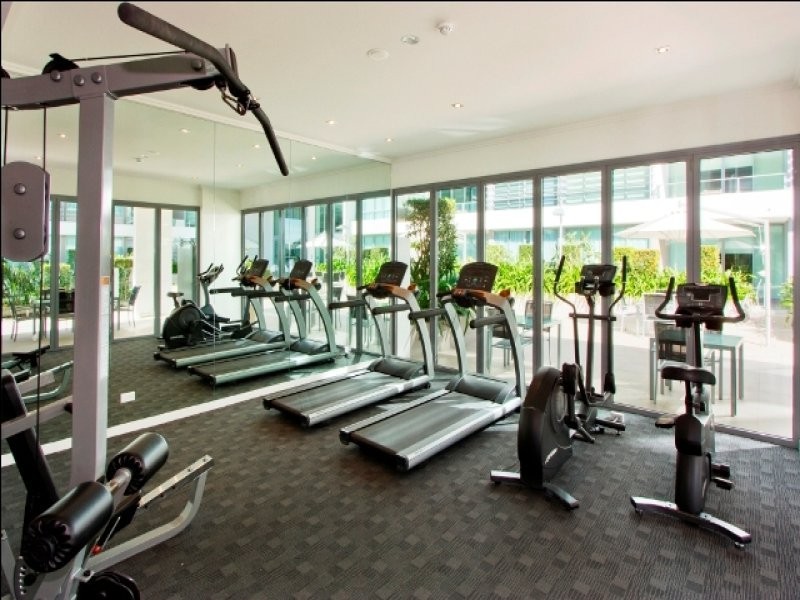 33 TE Peters Drive, Broadbeach Waters QLD 4218