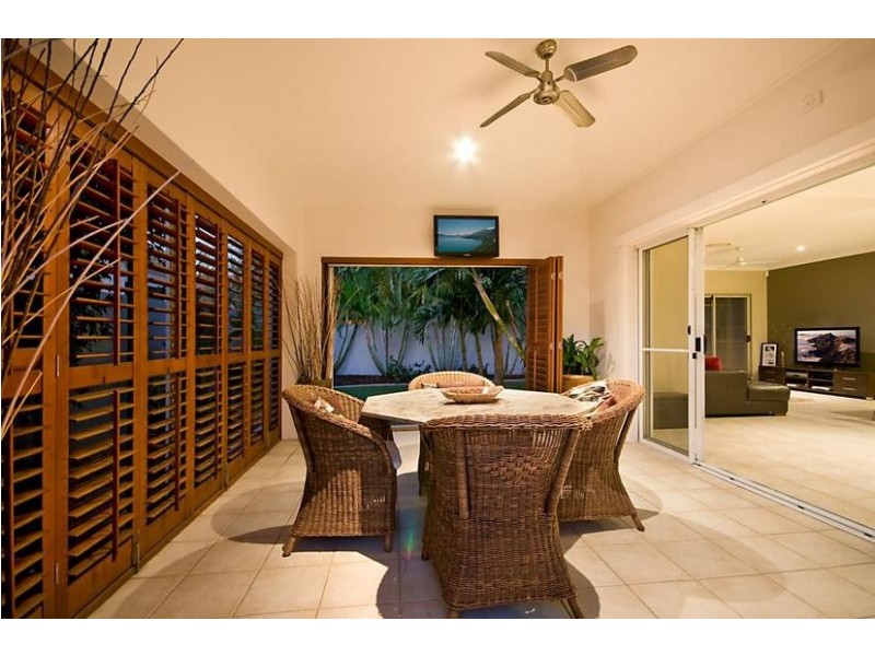 2044 Carlton Close, Hope Island QLD 4212