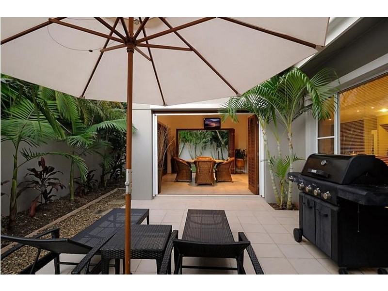 2044 Carlton Close, Hope Island QLD 4212