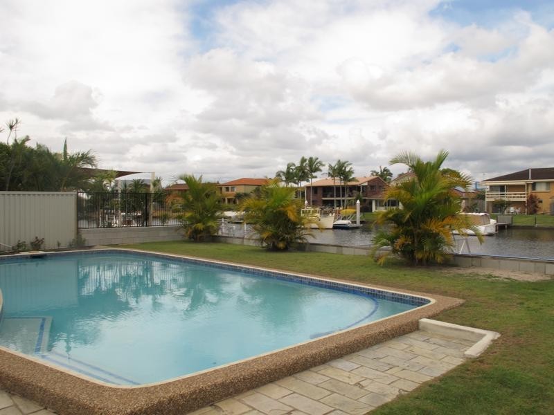 18 Huon Crescent, Runaway Bay QLD 4216